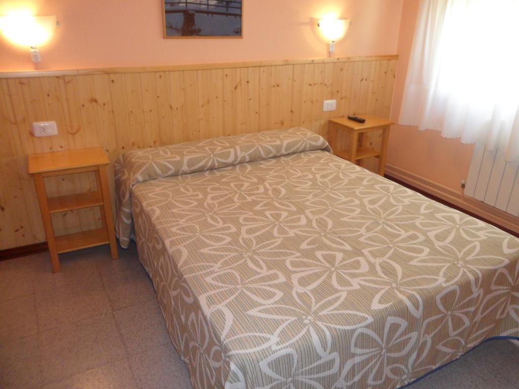 Hostal Alce Hotel Nigran Exterior photo